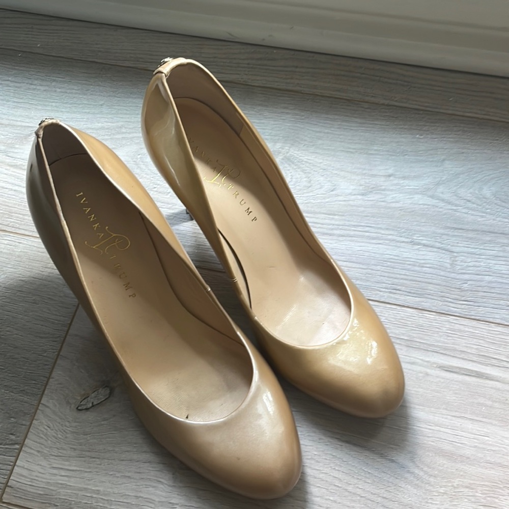 Nude/goldish pumps Size9.5 M .